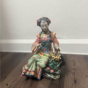Chinese Wucai Porcelain Figurine